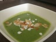 Krem z brokuł&oacute;w z migdałami 