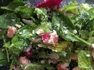 Prosta sałatka z łososiem wędzonym