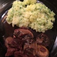 Gulasz wołowy z puree z dodatkiem pietruszki 