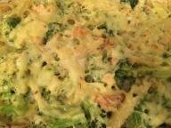 Zapiekanka makaronowa z brokułami i łososiem