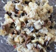 Sałatka śledziowa z jabłkiem, selerem i rodzynkami