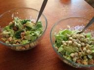 Sałatka z grillowanym kurczakiem i grzankami 