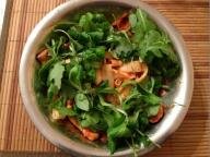 Pasta z grillowanym kurczakiem, suszonymi pomidorami, rukolą i roszponką 