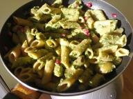 Makaron z pietruszkowo - awokadowym pesto , oliwkami, winogronami i granatem .